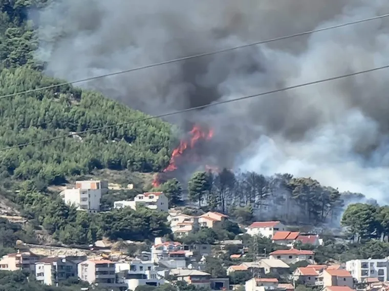 Strašna buktinja kod Solina! Stotine vatrogasaca na terenu, požar guta sve pred sobom