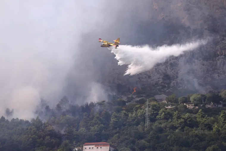 Strašna buktinja kod Solina! Stotine vatrogasaca na terenu, požar guta sve pred sobom