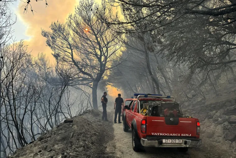 Strašna buktinja kod Solina! Stotine vatrogasaca na terenu, požar guta sve pred sobom