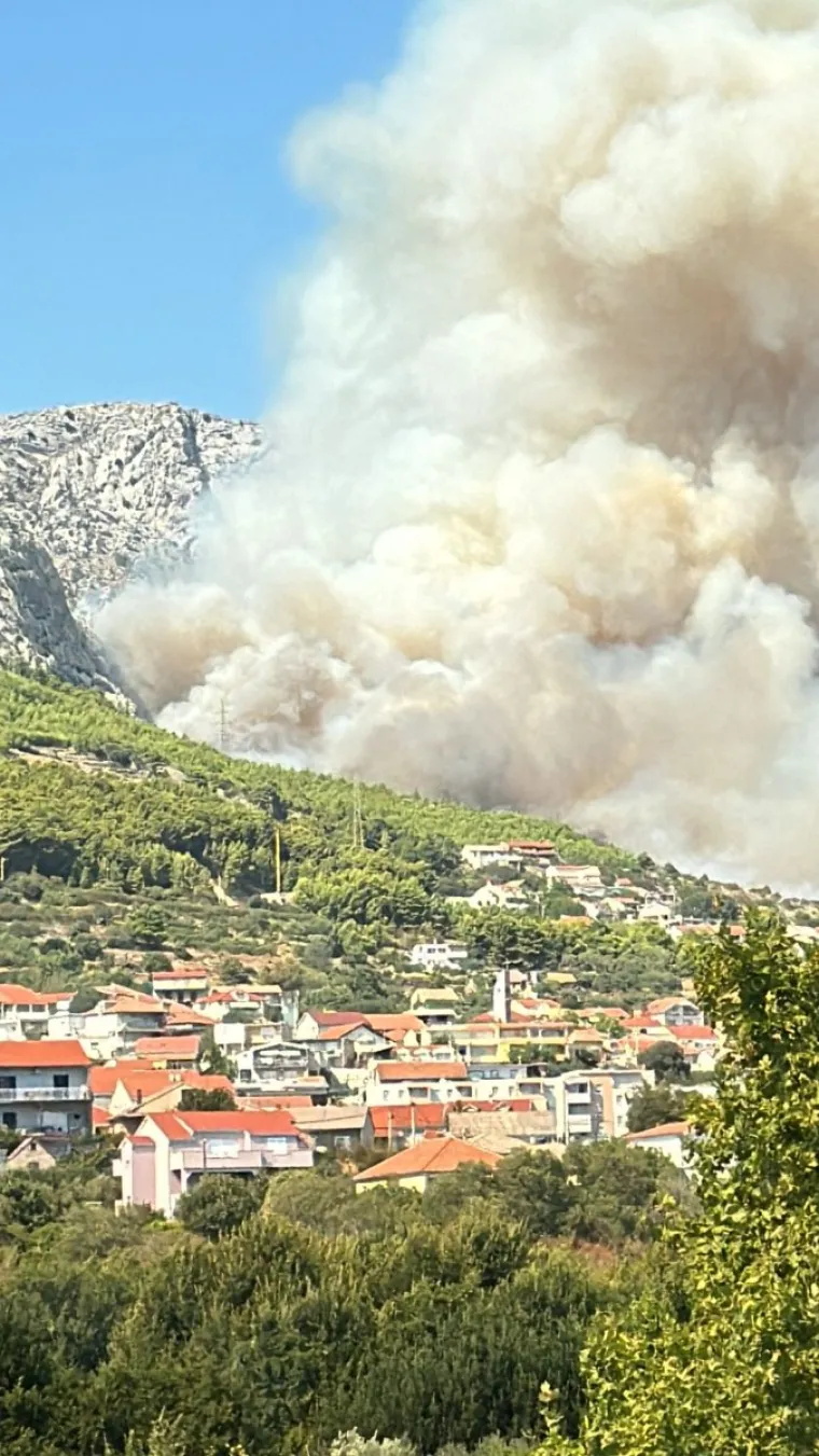 Strašna buktinja kod Solina! Stotine vatrogasaca na terenu, požar guta sve pred sobom