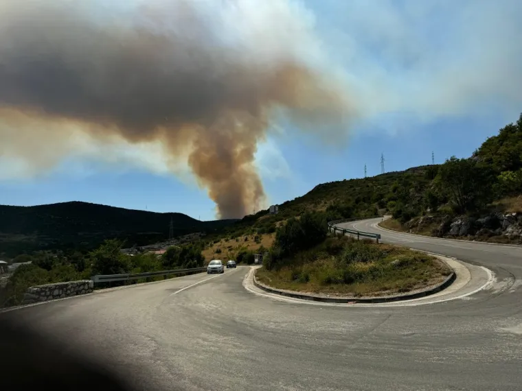 Strašna buktinja kod Solina! Stotine vatrogasaca na terenu, požar guta sve pred sobom