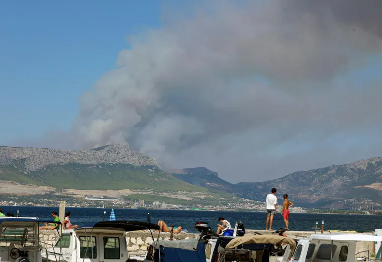Strašna buktinja kod Solina! Stotine vatrogasaca na terenu, požar guta sve pred sobom