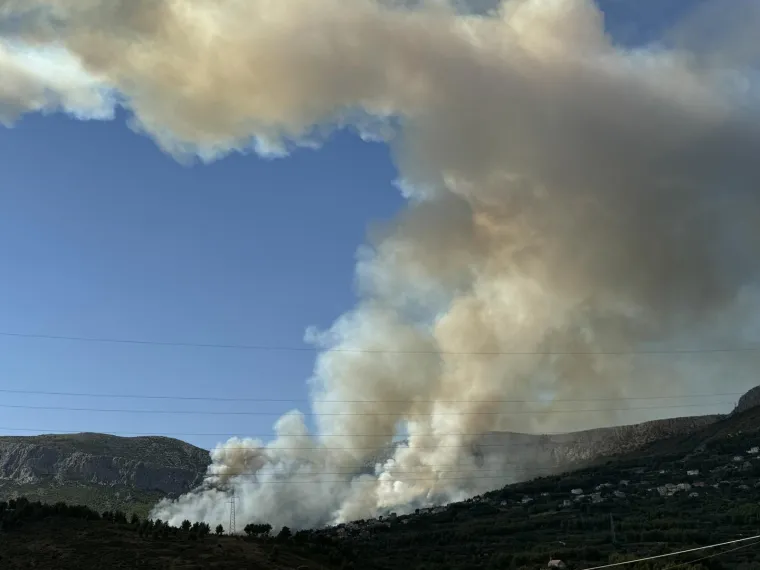 Strašna buktinja kod Solina! Stotine vatrogasaca na terenu, požar guta sve pred sobom