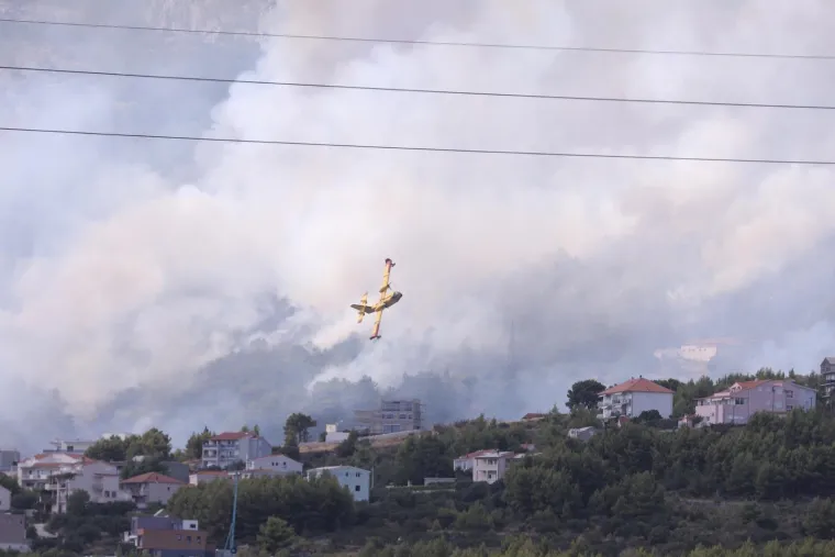 Strašna buktinja kod Solina! Stotine vatrogasaca na terenu, požar guta sve pred sobom