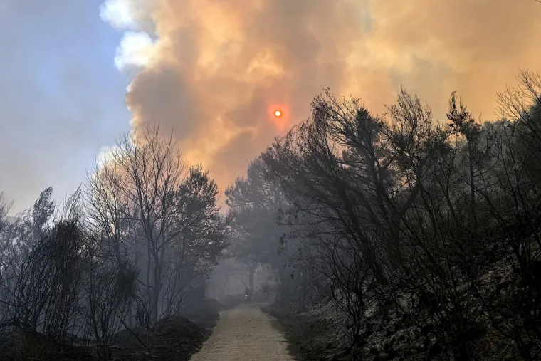 Strašna buktinja kod Solina! Stotine vatrogasaca na terenu, požar guta sve pred sobom