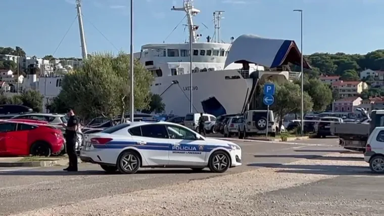 Jutro nakon nezapamćene tragedije: Brod Lastovo i dalje pod policijskim trakama, vide se tragovi krvi