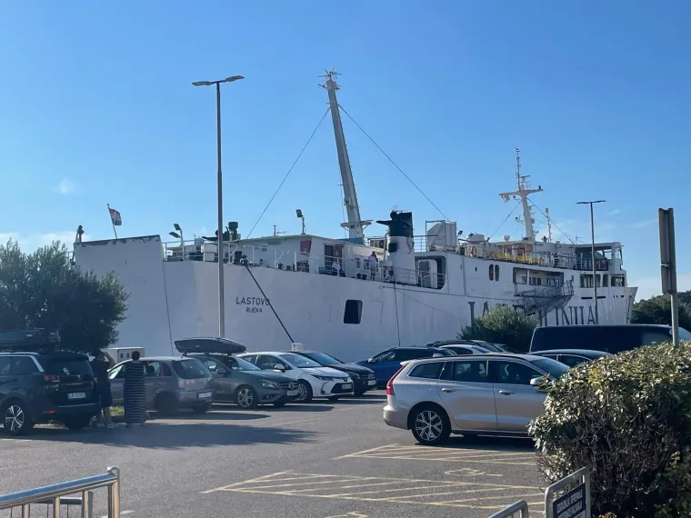 Jutro nakon nezapamćene tragedije: Brod Lastovo i dalje pod policijskim trakama, vide se tragovi krvi
