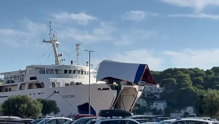 Jutro nakon nezapamćene tragedije: Brod Lastovo i dalje pod policijskim trakama, vide se tragovi krvi