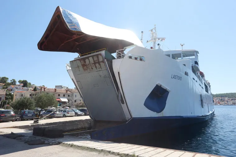 Jutro nakon nezapamćene tragedije: Brod Lastovo i dalje pod policijskim trakama, vide se tragovi krvi