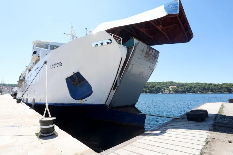 Jutro nakon nezapamćene tragedije: Brod Lastovo i dalje pod policijskim trakama, vide se tragovi krvi