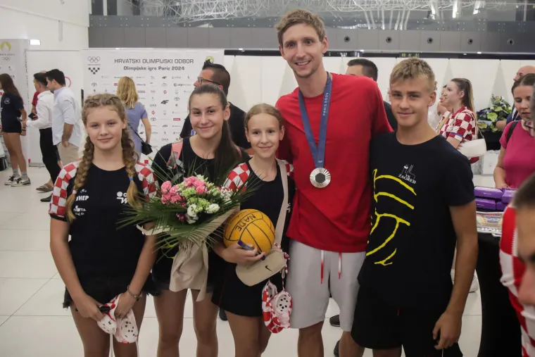 Slikali se, družili i pjevali: Pogledajte kako je izgledalo na dočeku za naše olimpijce