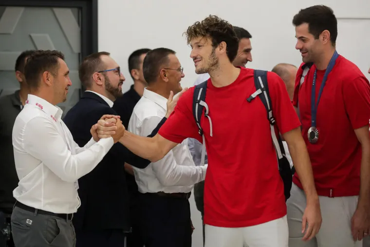 Slikali se, družili i pjevali: Pogledajte kako je izgledalo na dočeku za naše olimpijce