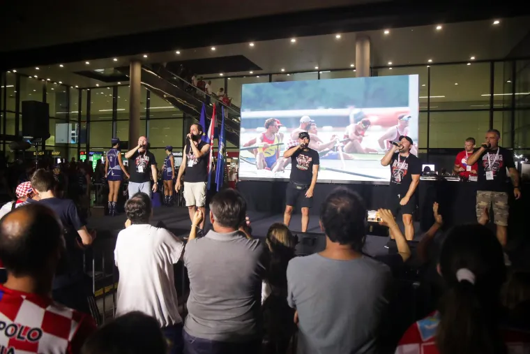 Slikali se, družili i pjevali: Pogledajte kako je izgledalo na dočeku za na&scaron;e olimpijce