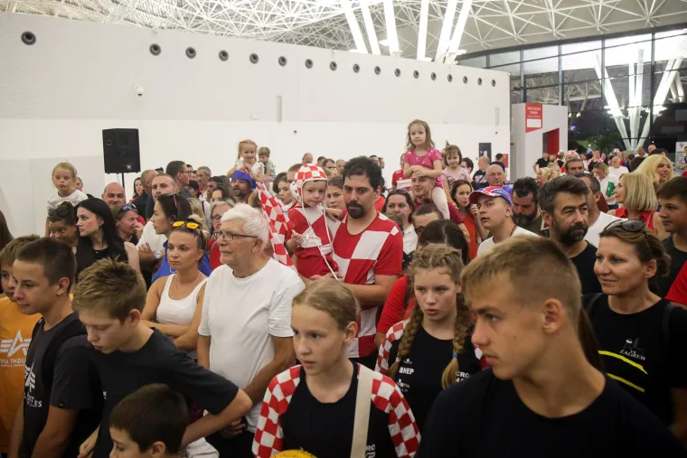Slikali se, družili i pjevali: Pogledajte kako je izgledalo na dočeku za na&scaron;e olimpijce