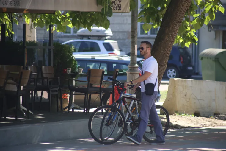 Karlovčani u ljetnim izadnjima uživaju u vrućim danima na gradskim ulicama