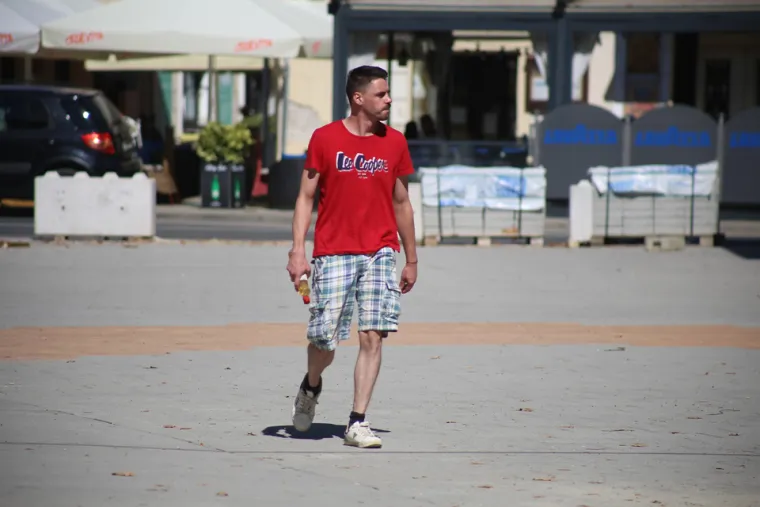 Karlovčani u ljetnim izadnjima uživaju u vrućim danima na gradskim ulicama