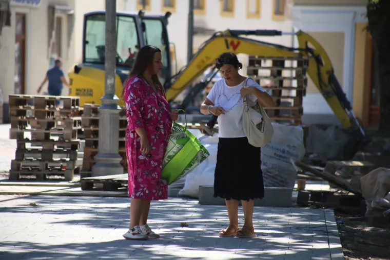 Karlovčani u ljetnim izadnjima uživaju u vrućim danima na gradskim ulicama