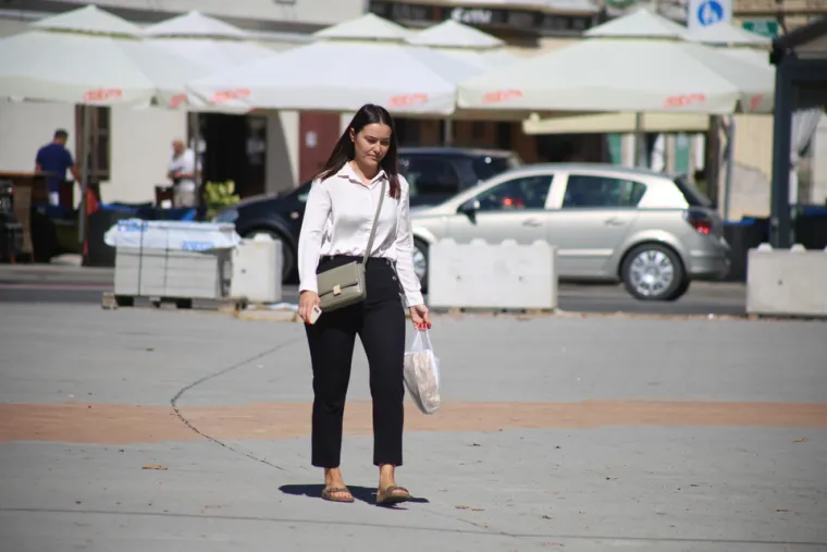 Karlovčani u ljetnim izadnjima uživaju u vrućim danima na gradskim ulicama