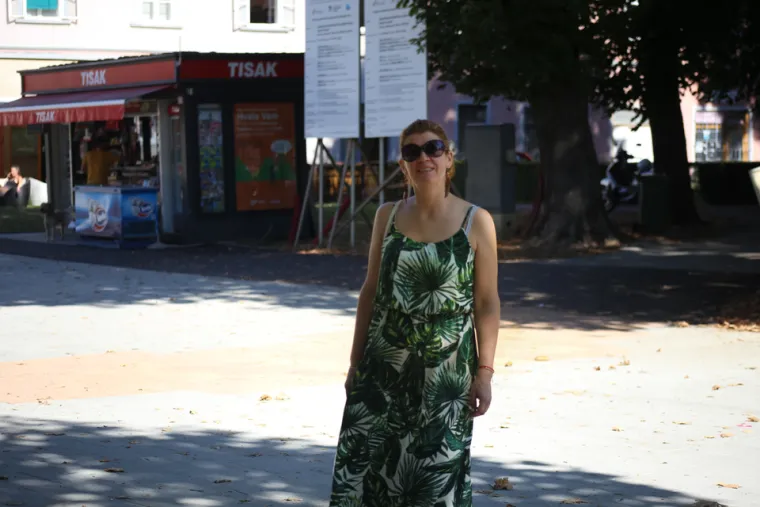 Karlovčani u ljetnim izadnjima uživaju u vrućim danima na gradskim ulicama