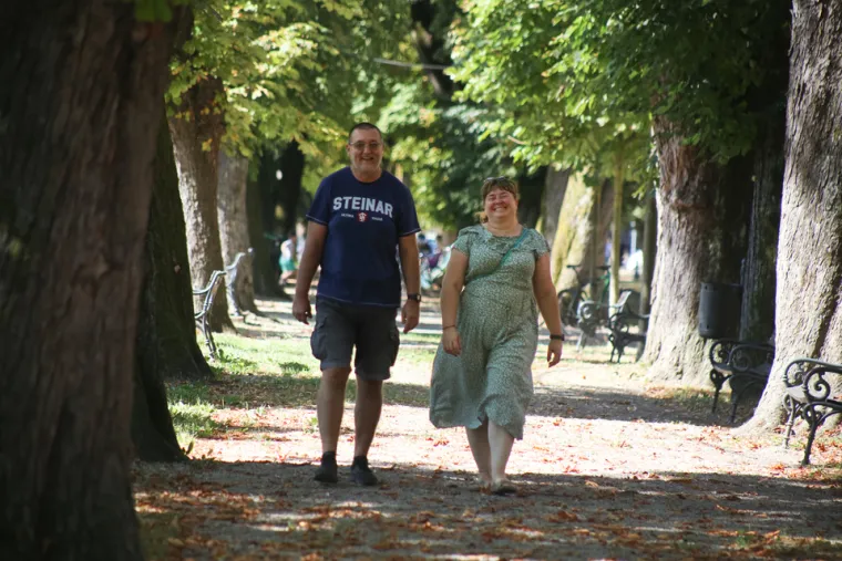 Karlovčani u ljetnim izadnjima uživaju u vrućim danima na gradskim ulicama