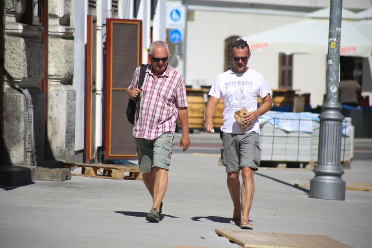 Karlovčani u ljetnim izadnjima uživaju u vrućim danima na gradskim ulicama