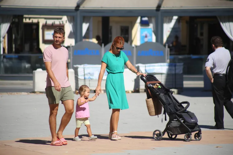 Karlovčani u ljetnim izadnjima uživaju u vrućim danima na gradskim ulicama