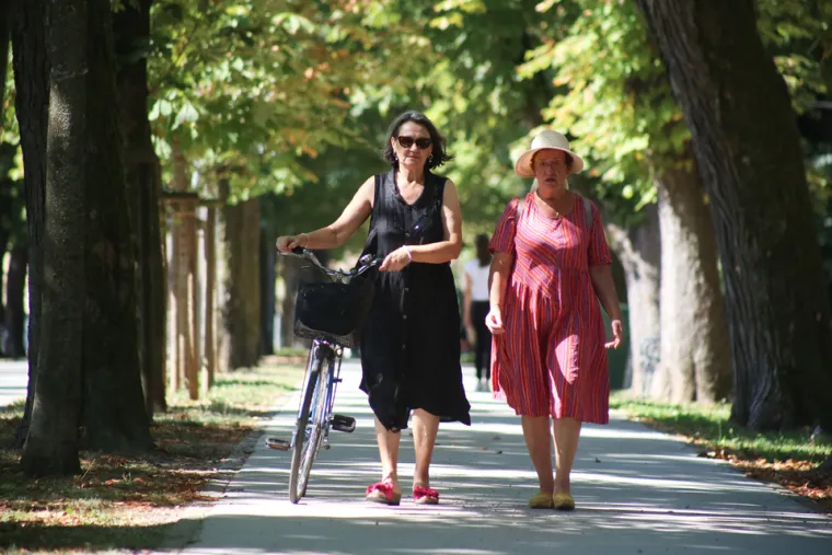 Karlovčani u ljetnim izadnjima uživaju u vrućim danima na gradskim ulicama