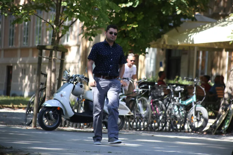 Karlovčani u ljetnim izadnjima uživaju u vrućim danima na gradskim ulicama