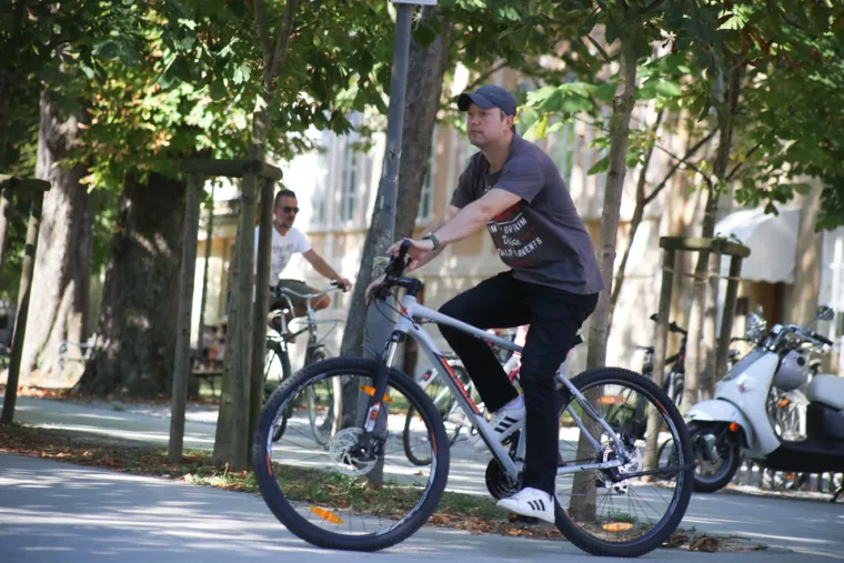 Karlovčani u ljetnim izadnjima uživaju u vrućim danima na gradskim ulicama