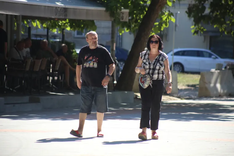Karlovčani u ljetnim izadnjima uživaju u vrućim danima na gradskim ulicama