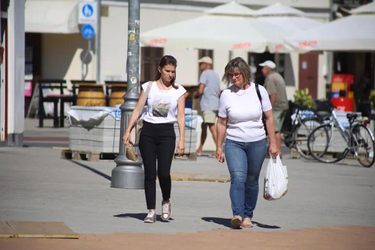 Karlovčani u ljetnim izadnjima uživaju u vrućim danima na gradskim ulicama
