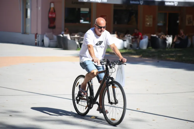 Karlovčani u ljetnim izadnjima uživaju u vrućim danima na gradskim ulicama