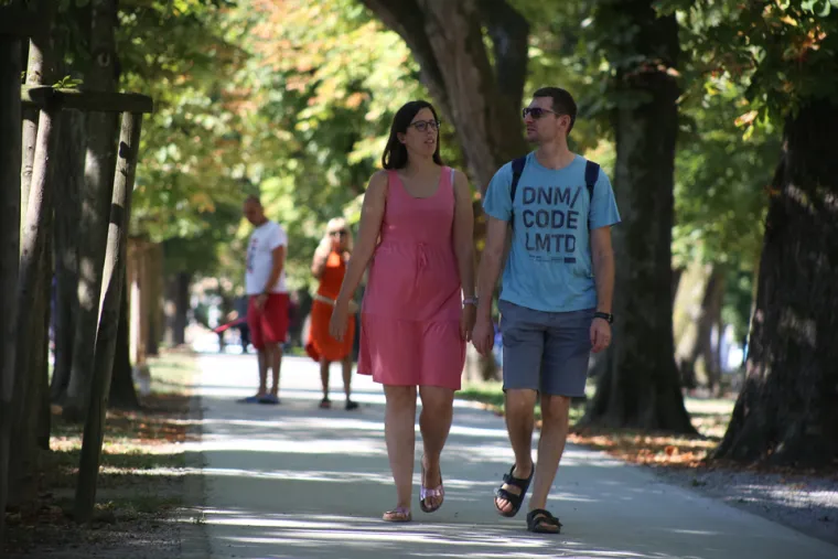 Karlovčani u ljetnim izadnjima uživaju u vrućim danima na gradskim ulicama