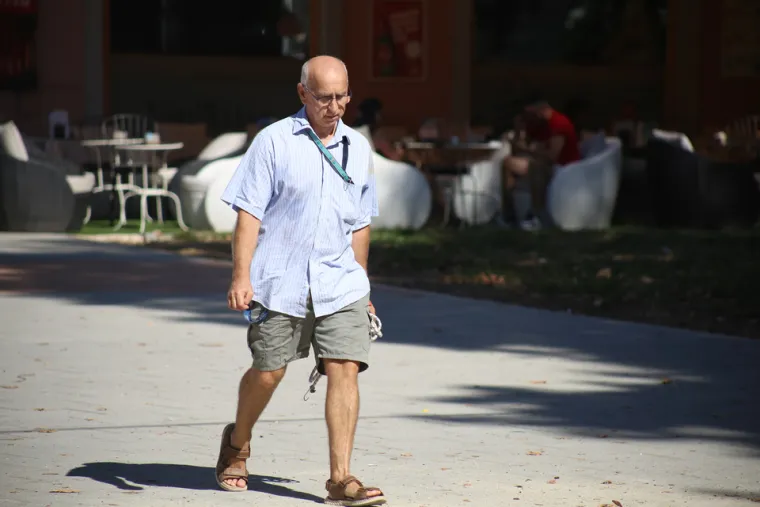 Karlovčani u ljetnim izadnjima uživaju u vrućim danima na gradskim ulicama