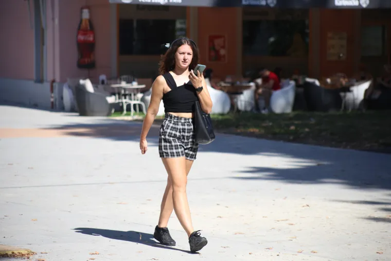 Karlovčani u ljetnim izadnjima uživaju u vrućim danima na gradskim ulicama