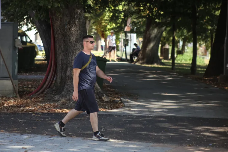 Karlovčani u ljetnim izadnjima uživaju u vrućim danima na gradskim ulicama