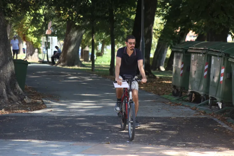 Karlovčani u ljetnim izadnjima uživaju u vrućim danima na gradskim ulicama