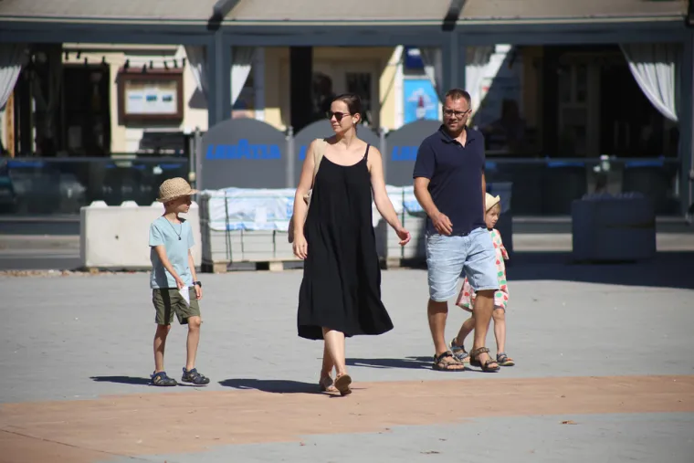 Karlovčani u ljetnim izadnjima uživaju u vrućim danima na gradskim ulicama