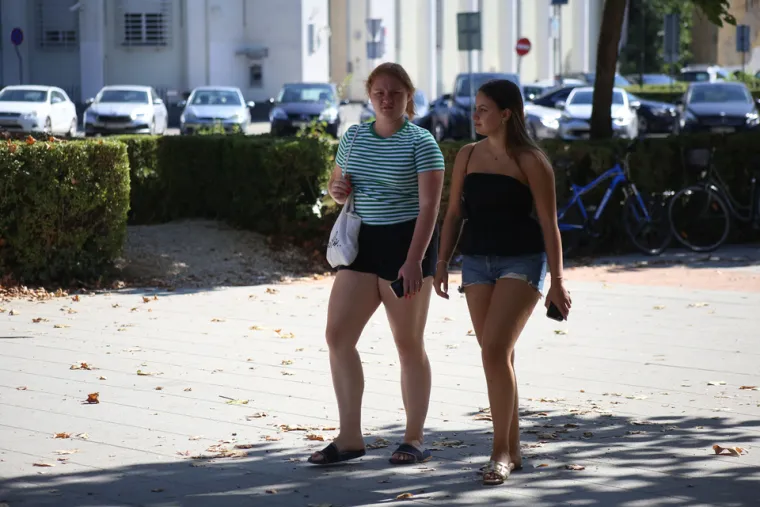 Karlovčani u ljetnim izadnjima uživaju u vrućim danima na gradskim ulicama