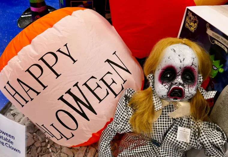 Trgovci već pune police maskama za Noć vje&scaron;tica, znaju oni dobro gdje je lova