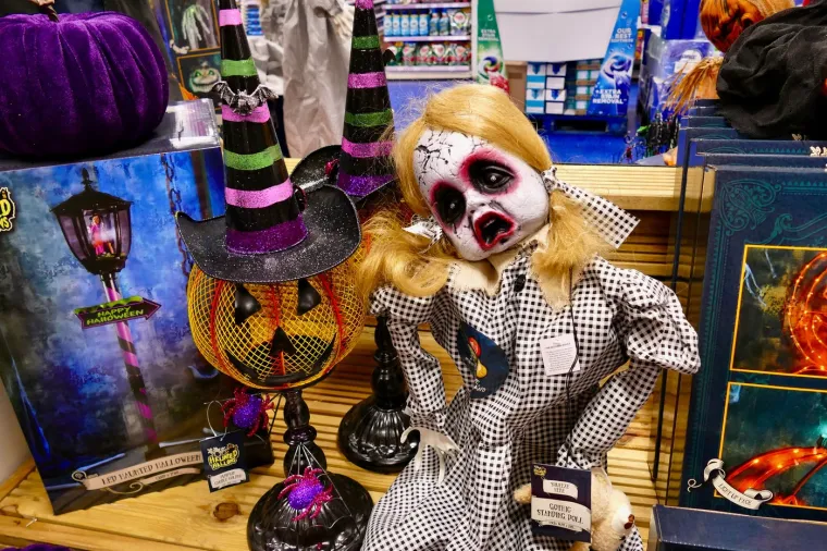 Trgovci već pune police maskama za Noć vje&scaron;tica, znaju oni dobro gdje je lova