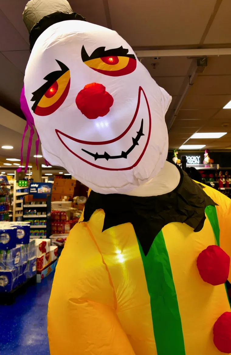 Trgovci već pune police maskama za Noć vje&scaron;tica, znaju oni dobro gdje je lova