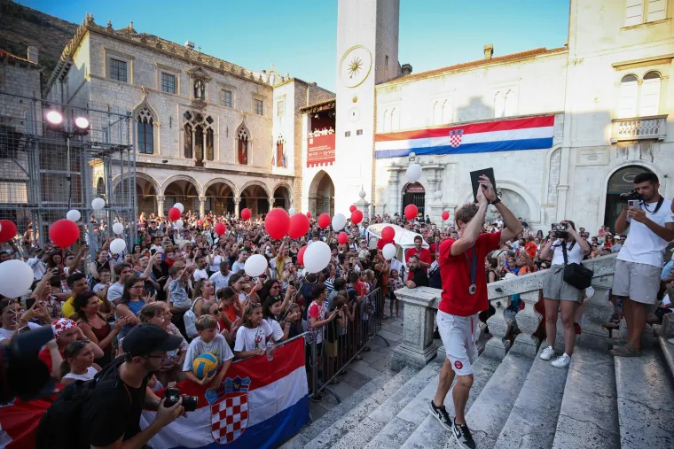 Trenuci za vječnost. Pogledajte kako su Split i Dubrovnik dočekali hrvatske sportske junake