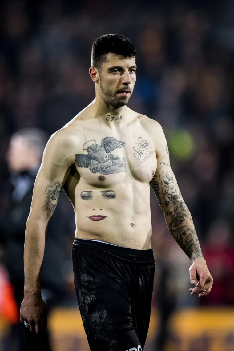 Srpski nogometaš Uroš Vitas pokazao je ljubav prema svojoj supuzi Adrijani tako da je istetovitao njezino lice na svoj torzo.