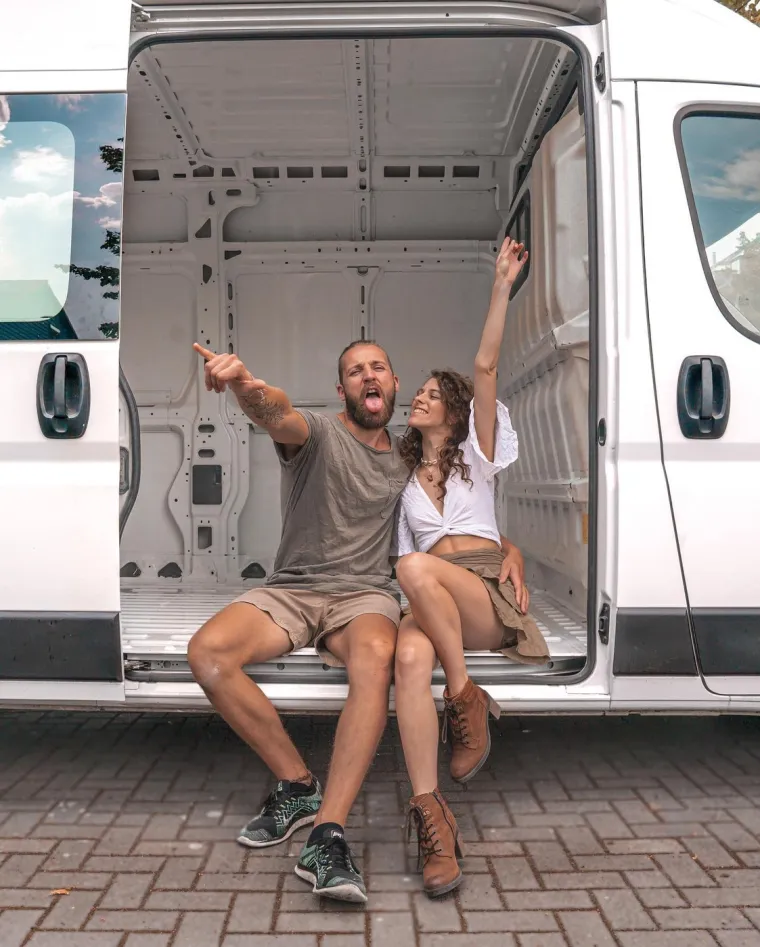 &quot;Putujemo svijetom u našem nabrijanom kombiju i trošimo 50 posto manje na stanarinu i račune od naših prijatelja&quot;, otkrili su.