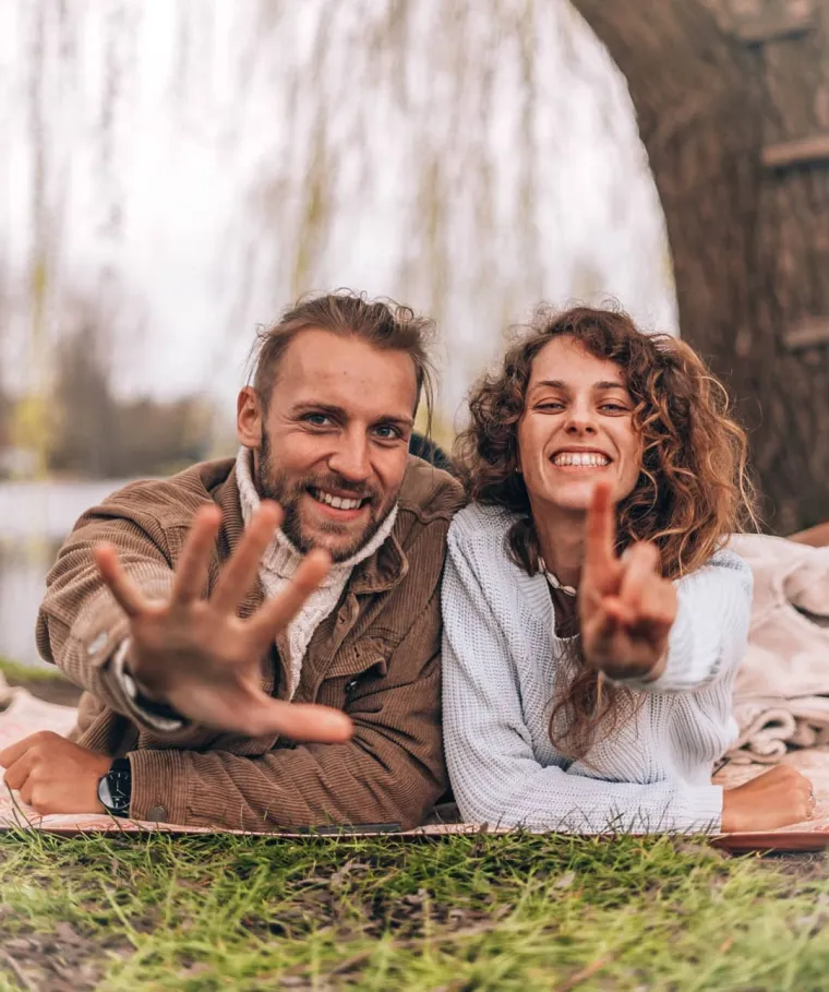 Nik i Yas imaju 29 godina te obožavaju putovati.