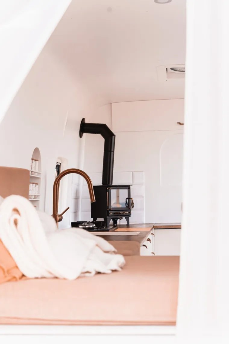 &quot;Život u kombiju počeo je za nas prilično spontano. Dvotjedni odmor u otmjenom odmaralištu jednostavno nam ne bi dao slobodu koju smo tražili&quot;, rekla je Yas za Luxury Travel Daily.