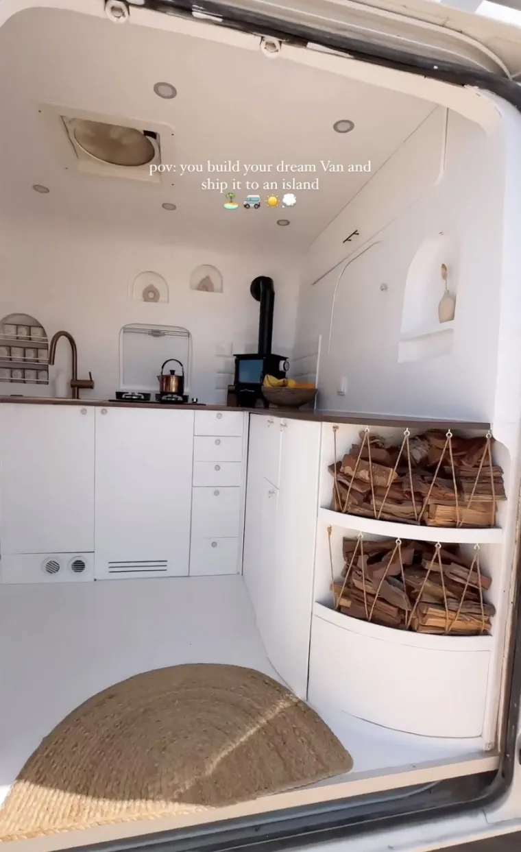 Vide li se doista vrijeme i trud koji su Nik i Yas uložili u svoj kombi kako bi ga preuredili u putujuću kućicu prosudite sami kad pogledate našu galeriju!