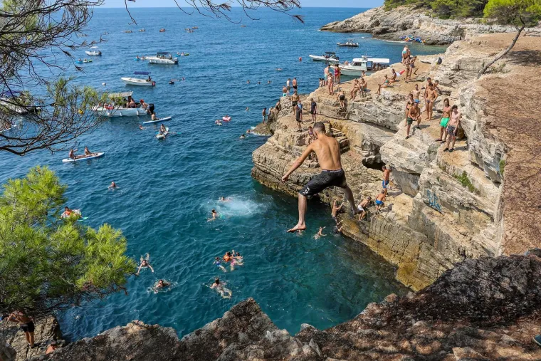 Isklesana tijela, vratolomije i adrenalin: Ovo hrvatskom mjesto je hit među turistima