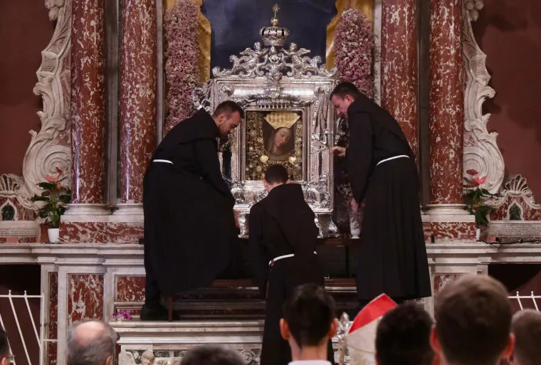 Hoćeš procesiju, janjetinu ili uštipke? U Sinj za Veliku Gospu stiglo 50 tisuća ljudi